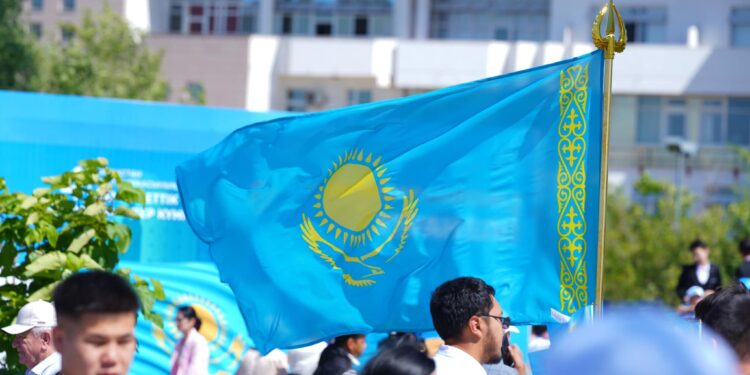 ТҮРКІСТАНДА МЕМЛЕКЕТТІК РӘМІЗДЕР КҮНІ ӘНҰРАН ШЫРҚАЛЫП, ТУ КӨТЕРІЛДІ