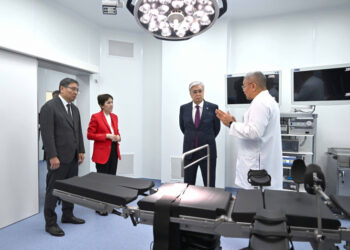 Президент Балалар шұғыл медициналық жәрдем орталығын аралап көрді