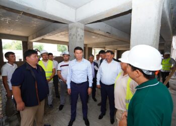 ТҮРКІСТАН: ДАРХАН САТЫБАЛДЫ «ЖАЙЛЫ МЕКТЕПТІҢ» ҚҰРЫЛЫСЫН ҚАДАҒАЛАДЫ