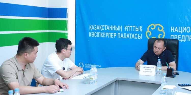 САРЫАҒАШ АУДАНЫНЫҢ ӘКІМІ ҚЫТАЙЛЫҚ ИНВЕСТОРЛАРМЕН КЕЗДЕСТІ