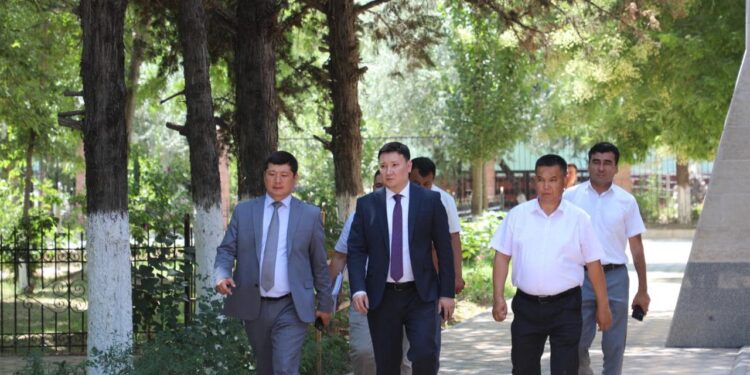 ТҮРКІСТАН: ОБЛЫС ӘКІМІНІҢ ОРЫНБАСАРЫ САРЫАҒАШҚА ЖҰМЫС САПАРЫМЕН БАРЫП, ӨЗЕКТІ МӘСЕЛЕЛЕРДІ САРАЛАДЫ