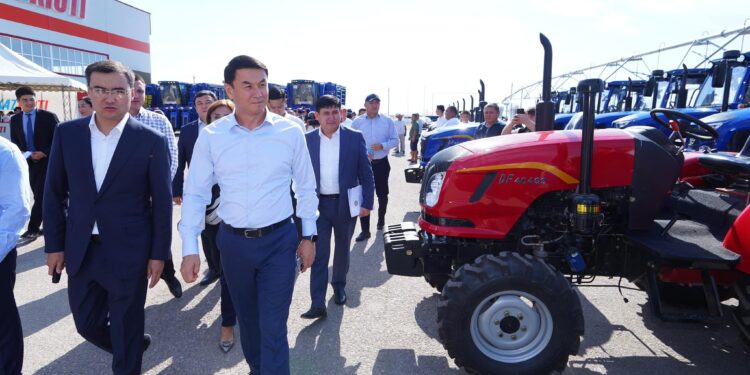 ТҮРКІСТАН ОБЛЫСЫНДА ШАРУАЛАРҒА 50-ГЕ ЖУЫҚ ТРАКТОР МЕН КОМБАЙН КІЛТІ ТАПСЫРЫЛДЫ