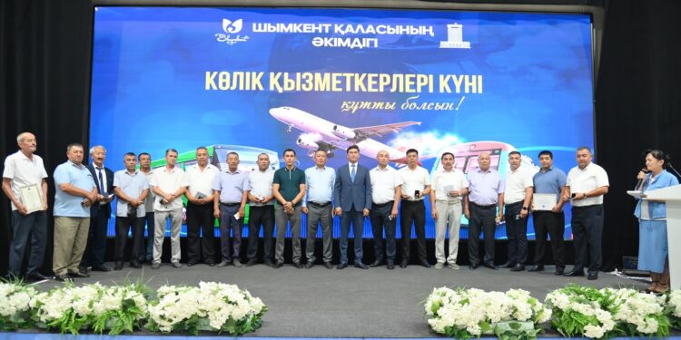 КӨЛІК САЛАСЫНЫҢ ҚЫЗМЕТКЕРЛЕРІ МЕРЕКЕ ҚАРСАҢЫНДА МАРАПАТТАЛДЫ