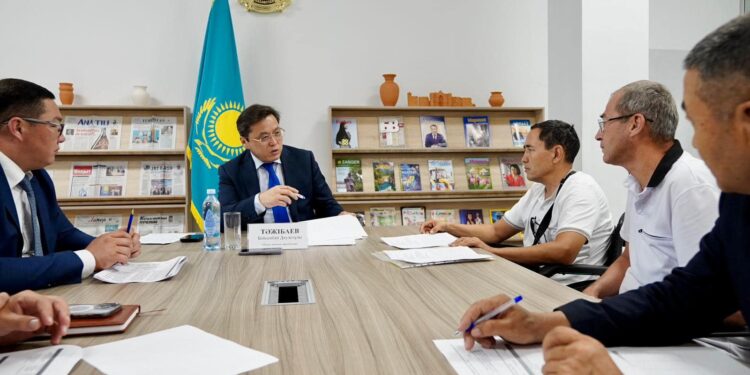 ТҮРКІСТАН: ОБЛЫС ӘКІМІНІҢ ОРЫНБАСАРЫ ТҰРҒЫНДАРДЫ ЖЕКЕ ҚАБЫЛДАП, ӨТІНІШ-ТІЛЕКТЕРІН ТЫҢДАДЫ