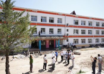 ОБЛЫС ӘКІМІНІҢ ОРЫНБАСАРЫ АУДАНДАРДАҒЫ БІЛІМ ОШАҚТАРЫНЫҢ ЖӨНДЕУ ЖҰМЫСТАРЫМЕН ТАНЫСТЫ