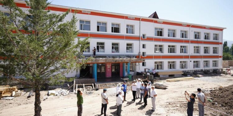 ОБЛЫС ӘКІМІНІҢ ОРЫНБАСАРЫ АУДАНДАРДАҒЫ БІЛІМ ОШАҚТАРЫНЫҢ ЖӨНДЕУ ЖҰМЫСТАРЫМЕН ТАНЫСТЫ