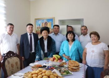 ТҮРКІСТАН: ТҮЛКІБАСТА АБАЙТАНУШЫ МЕКЕМТАС МЫРЗАХМЕТҰЛЫНА ҚҰРМЕТ КӨРСЕТІЛДІ