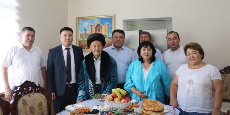 ТҮРКІСТАН: ТҮЛКІБАСТА АБАЙТАНУШЫ МЕКЕМТАС МЫРЗАХМЕТҰЛЫНА ҚҰРМЕТ КӨРСЕТІЛДІ