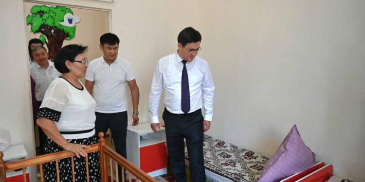 ЖЕТІСАЙ: ОҢАЛТУ ОРТАЛЫҒЫНА МОБИЛЬДІ РЕАБИЛИТАЦИЯЛЫҚ КЕШЕН СЫЙҒА ТАРТЫЛДЫ