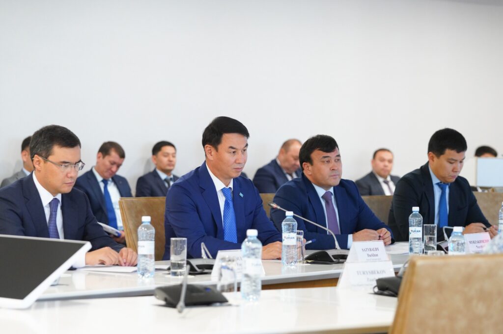 ДАРХАН САТЫБАЛДЫ ТҮРКІСТАНДА ӨНДІРІС ОРНЫН АШУҒА НИЕТТІ ИНВЕСТОРЛАРМЕН КЕЗДЕСТІ