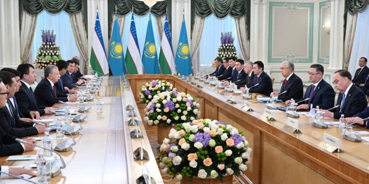 Қасым-Жомарт Тоқаев пен Шавкат Мирзиёев Қазақстан мен Өзбекстанның Жоғары мемлекетаралық кеңесінің бірінші отырысына қатысты