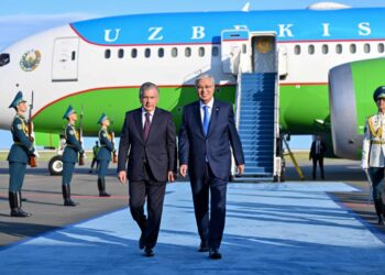 Қасым-Жомарт Тоқаев Қазақстанға мемлекеттік сапармен келген Өзбекстан Президенті Шавкат Мирзиёевті елорда әуежайында қарсы алды