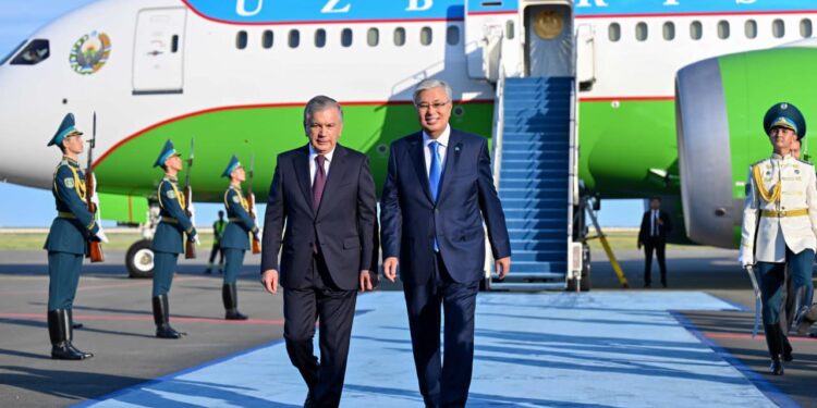 Қасым-Жомарт Тоқаев Қазақстанға мемлекеттік сапармен келген Өзбекстан Президенті Шавкат Мирзиёевті елорда әуежайында қарсы алды