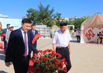 ТҮРКІСТАНДЫҚТАР АБАЙ ЕСКЕРТКІШІНЕ ГҮЛ ШОҚТАРЫН ҚОЙДЫ