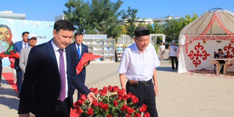 ТҮРКІСТАНДЫҚТАР АБАЙ ЕСКЕРТКІШІНЕ ГҮЛ ШОҚТАРЫН ҚОЙДЫ