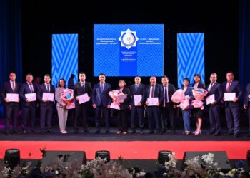 ШЫМКЕНТ ҚАЛАСЫНЫҢ ӘКІМІ МЕМЛЕКЕТТІК КІРІСТЕР ОРГАНДАРЫНЫҢ ҚЫЗМЕТКЕРЛЕРІН ҚҰТТЫҚТАДЫ