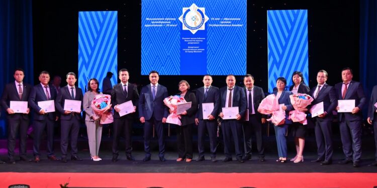 ШЫМКЕНТ ҚАЛАСЫНЫҢ ӘКІМІ МЕМЛЕКЕТТІК КІРІСТЕР ОРГАНДАРЫНЫҢ ҚЫЗМЕТКЕРЛЕРІН ҚҰТТЫҚТАДЫ