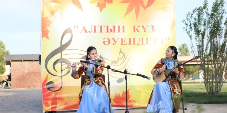 ТҮРКІСТАНДА АШЫҚ АСПАН АСТЫНДА «АЛТЫН КҮЗ ӘУЕНДЕРІ» АТТЫ МЕРЕКЕЛІК ШАРА ҰЙЫМДАСТЫРЫЛДЫ