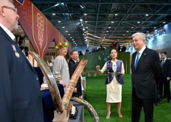 Қасым-Жомарт Тоқаев этноауылдағы қолөнер жәрмеңкесін аралап көрді