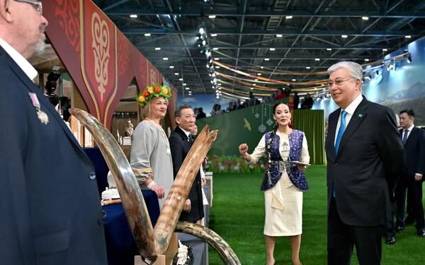 Қасым-Жомарт Тоқаев этноауылдағы қолөнер жәрмеңкесін аралап көрді
