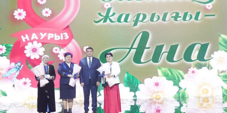 ТҮРКІСТАНДА «ӘЛЕМНІҢ ЖАРЫҒЫ – АНА» МЕРЕКЕЛІК ІСШАРАСЫНДА АРДАҚТЫ ЖАНДАРҒА ҚҰРМЕТ КӨРСЕТІЛДІ