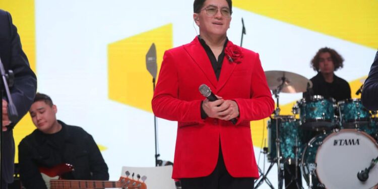 ТҮРКІСТАН ТӨРІНДЕ ӘНШІ СӘКЕН МАЙҒАЗИЕВТІҢ ӘН КЕШІ ӨТТІ