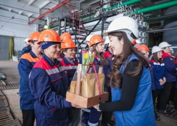 «AMANAT» партиясының жастары жұмысшы әйелдерді құттықтауда 