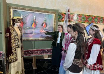 «ҰЛЫ ДАЛА ЕЛІ» ОРТАЛЫҒЫНДА ҰЛТТЫҚ КИІМ КҮНІНЕ АРНАЛҒАН КӨРМЕ ӨТТІ