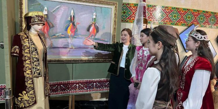 «ҰЛЫ ДАЛА ЕЛІ» ОРТАЛЫҒЫНДА ҰЛТТЫҚ КИІМ КҮНІНЕ АРНАЛҒАН КӨРМЕ ӨТТІ