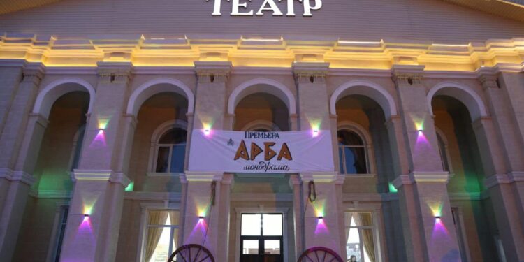 РАЙЫМБЕК СЕЙТМЕТОВ ТЕАТРЫНДА «АРБА» МОНОДРАМАСЫ КӨРЕРМЕНГЕ ЖОЛ ТАРТТЫ