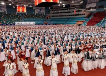 Астанада 3 мыңнан астам оқушы қыз бір мезетте «Қамажай» халық биін биледі