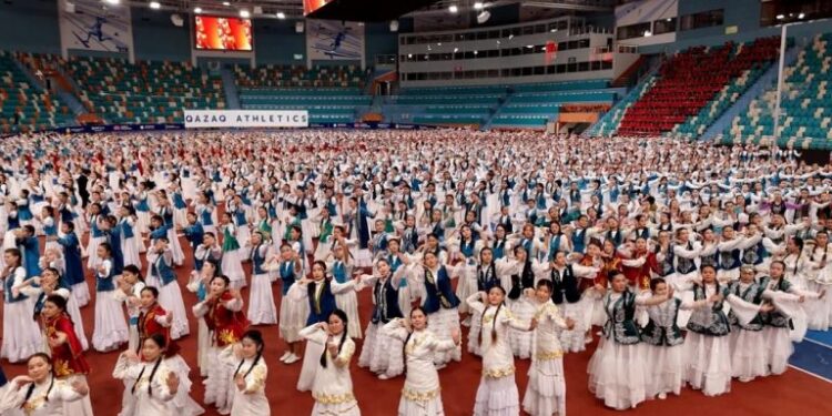 Астанада 3 мыңнан астам оқушы қыз бір мезетте «Қамажай» халық биін биледі