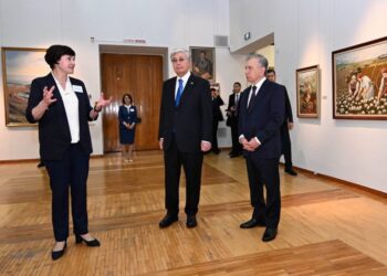 Қазақстан мен Өзбекстан президенттері Әбілхан Қастеев пен Орал Таңсықбаевтың туындыларын тамашалады