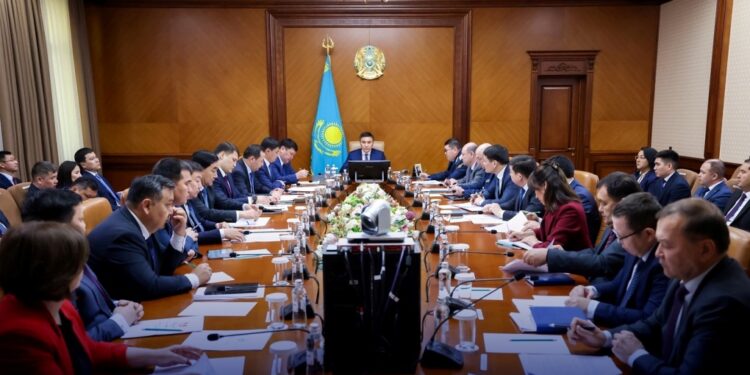 ЕРКІН ФОРМАТТАҒЫ КОМИССИЯ ОТЫРЫСЫ: ЖЕМҚОРЛЫҚПЕН КҮРЕСУДІҢ ЖАҢА ТӘСІЛДЕРІ ҚАРАЛДЫ