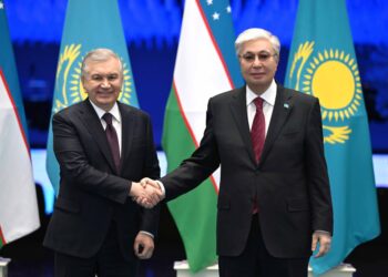 Қасым-Жомарт Тоқаев пен Шавкат Мирзиёев бейресми кездесу өткізді