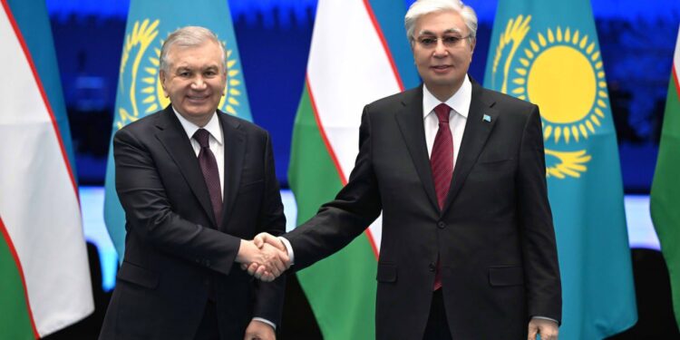 Қасым-Жомарт Тоқаев пен Шавкат Мирзиёев бейресми кездесу өткізді