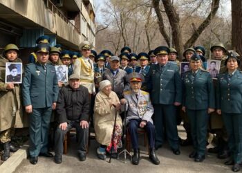 Алматыда ұландықтар 101 жастағы соғыс ардагеріне құрмет көрсетті