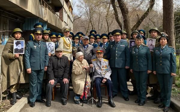 Алматыда ұландықтар 101 жастағы соғыс ардагеріне құрмет көрсетті