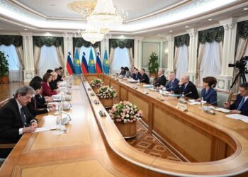 Қазақстан мен Словения президенттері кеңейтілген құрамда келіссөз жүргізді