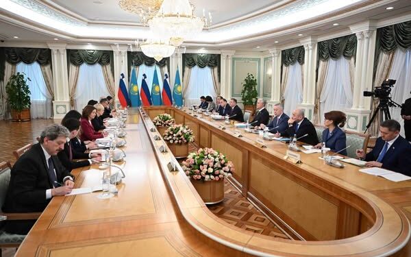 Қазақстан мен Словения президенттері кеңейтілген құрамда келіссөз жүргізді
