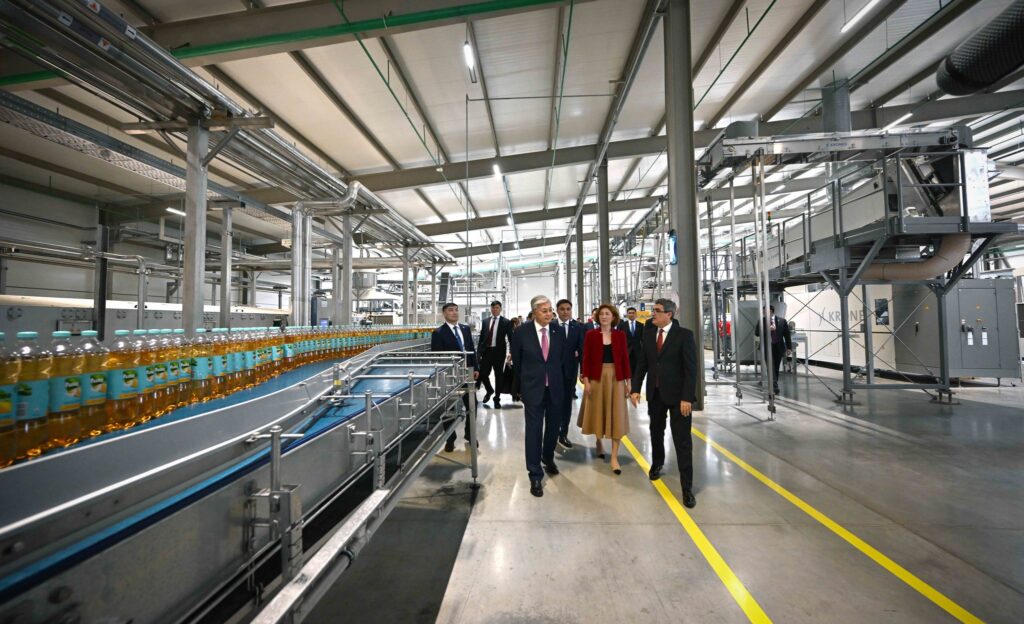 Президент жаңадан ашылған Coca-Cola Içecek Kazakhstan зауытына барды