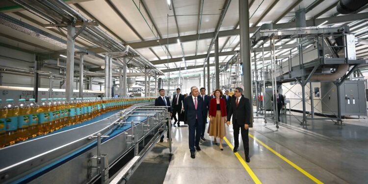 Президент жаңадан ашылған Coca-Cola Içecek Kazakhstan зауытына барды
