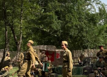 ШЫМКЕНТ: ЖЕҢІСТІҢ 80 ЖЫЛДЫҒЫНА ОРАЙ ТЕАТРЛАНДЫРЫЛҒАН ҚОЙЫЛЫМ КӨРСЕТІЛІП, ДАЛАЛЫҚ АСХАНАДА  МАЙДАН БОТҚАСЫ ҰСЫНЫЛДЫ