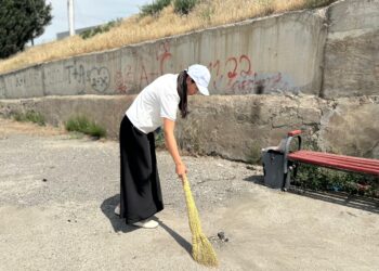 Молодежь Шымкента очищает берега реки Бадам в рамках программы «Таза Қазақстан»