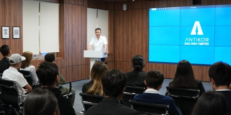 «Заң және тәртіп» апталығы: Сыбайлас жемқорлыққа қарсы қызмет ашық есік күнін өткізді