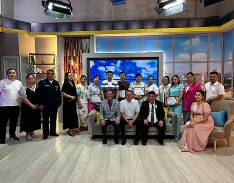 БАҚ ҚЫЗМЕТКЕРЛЕРІН МАРАПАТТАУ: ЖУРНАЛИСТЕР МЕН ҚОҒАМ ӨКІЛДЕРІНЕ АРНАЛҒАН ҚҰРМЕТ