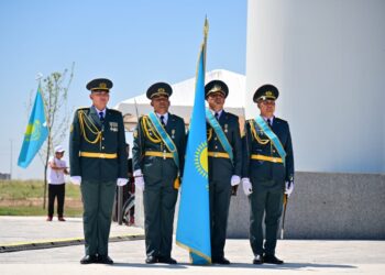 Гимн в тысячи сердец: Шымкент отпраздновал День государственных символов у самого высокого флага мегаполиса