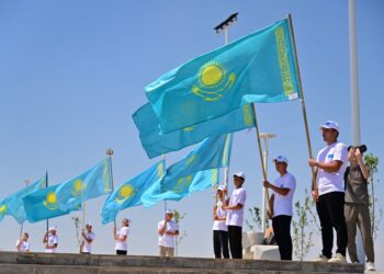 Гимн в тысячи сердец: Шымкент отпраздновал День государственных символов у самого высокого флага мегаполиса