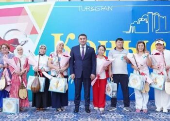 ТҮРКІСТАНДА 100-ГЕ ЖУЫҚ  ОТБАСЫНА БАСПАНА КІЛТІ МЕН ДОМБЫРА ТАРТУ ЕТІЛДІ