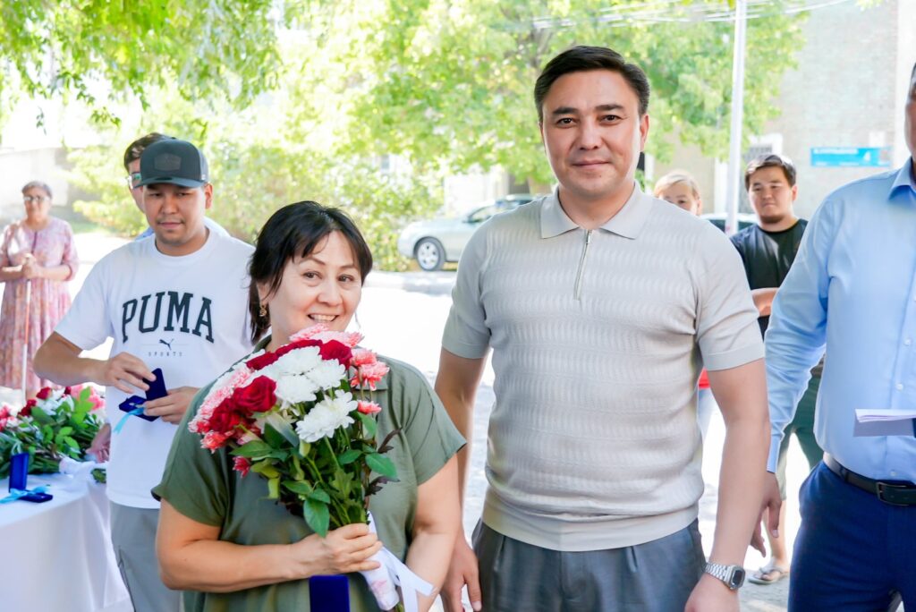 Аким Шымкента вручил ключи новосёлам в рамках модернизации района «Зелёная балка»